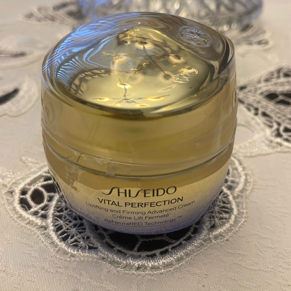 Shiseido - Vital Perfection Uplifting & Firming Advanced Cream, 1.7 oz